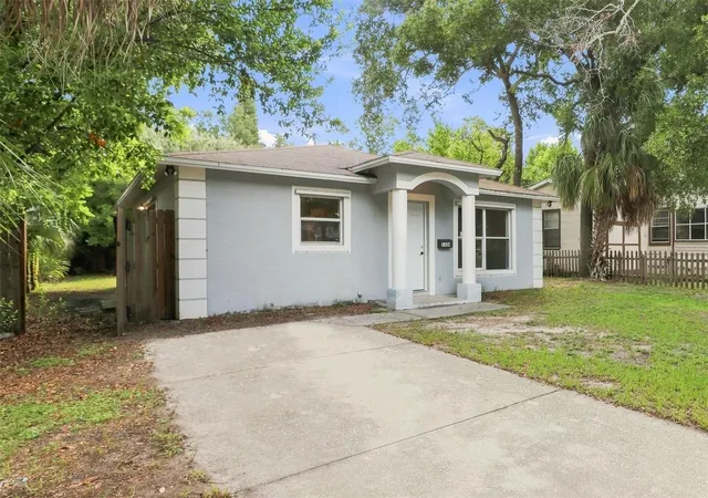Photo 2 of Single family home for sale at 2324 Oakdale St S, Saint Petersburg, FL 33705 | MLS# O6438731 | Listing updated on 2026-10-01