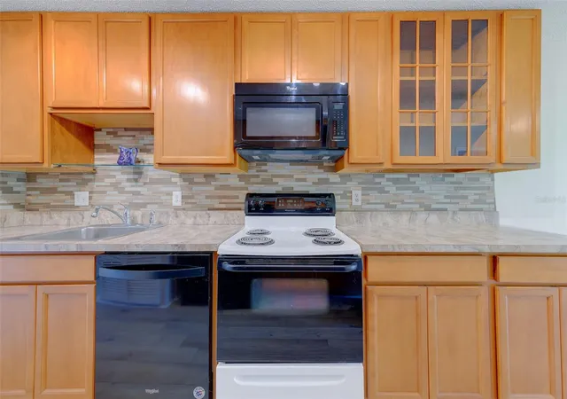 Listing Photo 4 - Condo for sale in building located at 5090 Bay St Ne, ST PETERSBURG, FL 33703 - Unit #124