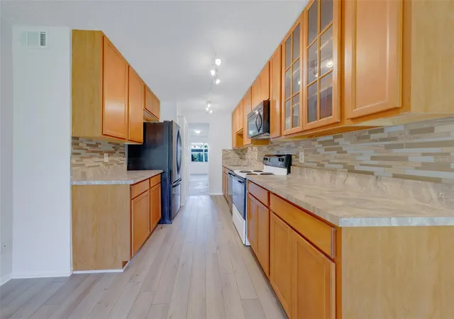 Listing Photo 5 - Condo for sale in building located at 5090 Bay St Ne, ST PETERSBURG, FL 33703 - Unit #124