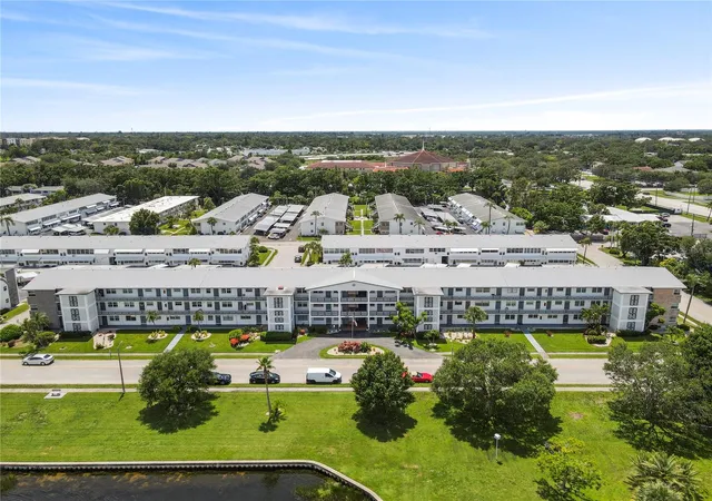 Listing Photo 2 - Condo for sale in building located at 6000 20Th St N, St. Petersburg, FL 33714 - Unit #123