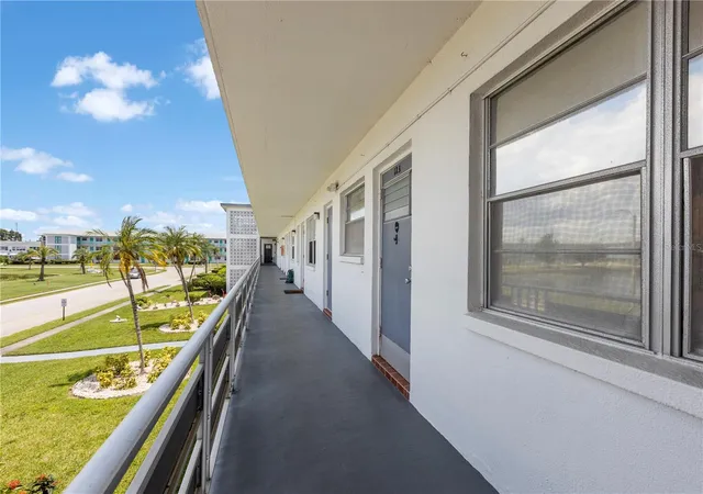 Listing Photo 4 - Condo for sale in building located at 6000 20Th St N, St. Petersburg, FL 33714 - Unit #123
