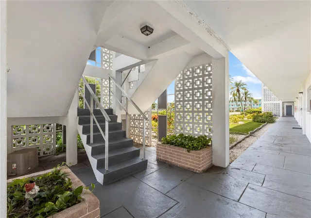 Listing Photo 5 - Condo for sale in building located at 6000 20Th St N, St. Petersburg, FL 33714 - Unit #123
