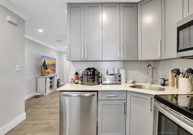 Photo 3 of Multi family home for sale at 2609 Nw 9th Ave, Wilton Manors, FL 33311 | MLS# F10410104 | Listing updated on 2026-09-23