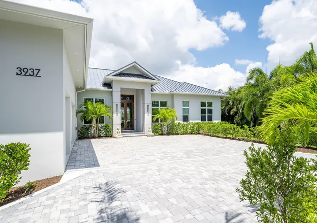Photo 4 of Single family home for sale at 3937 Indian River Dr E, Vero Beach, FL 32963 | MLS# R11049683 | Listing updated on 2026-10-01