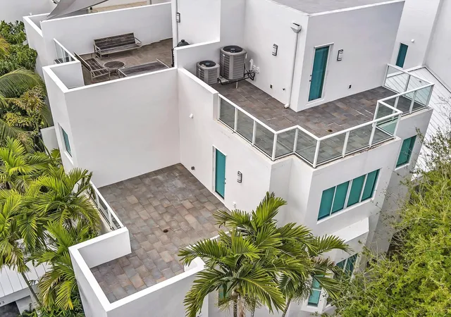 Photo 3 of Townhouse for sale at 733 Ne 4th Ave #733, Fort Lauderdale, FL 33304 | MLS# F10458671 | Listing updated on 2026-09-23