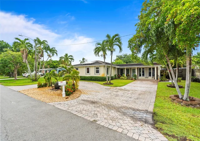 Photo 3 of Single family home for sale at 2501 Nw 8th Avenue, Wilton Manors, FL 33311 | MLS# F10517555 | Listing updated on 2026-09-28