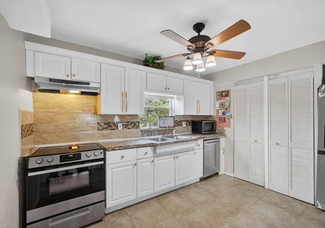 Photo 4 of Single family home for sale at 1136 W 7Th St, Riviera Beach, FL 33404 | MLS# R11114597 | Listing updated on 2026-09-14