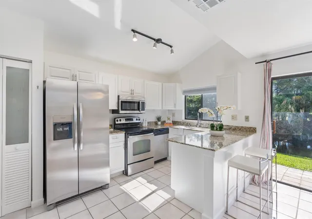 Photo 3 of Sale Pending at 722 Nw 132nd Terrace #722, Plantation, FL 33325 | MLS# F10473293 | Listing updated on 2026-09-15