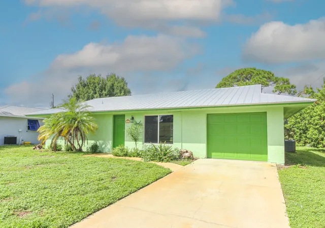 Photo 3 of Single family home for sale at 431 Ne Julia Ct, Jensen Beach, FL 34957 | MLS# R11116675 | Listing updated on 2026-09-23