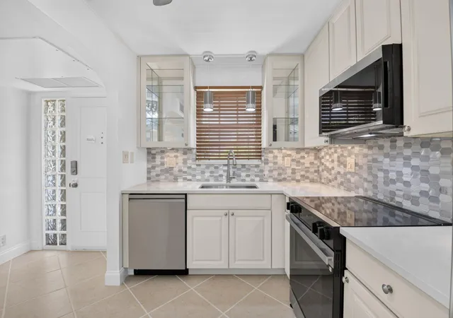 Photo 3 of Condo for sale at 769 Jeffery St #2-203, Boca Raton, FL 33487 | MLS# R11118095 | Listing updated on 2026-09-15