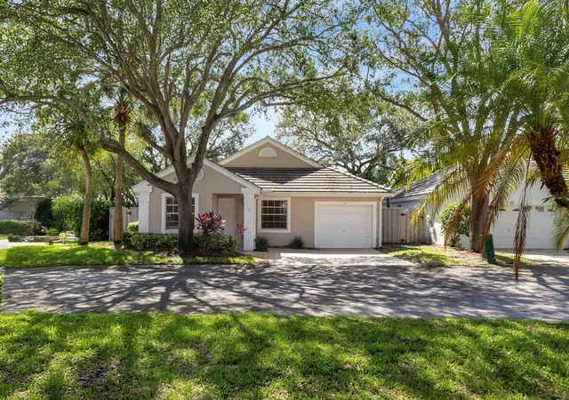 Photo 1 of Single family home for sale at 15 Admirals Ct, Palm Beach Gardens, FL 33418 | MLS# R11124849 | Listing updated on 2026-09-15