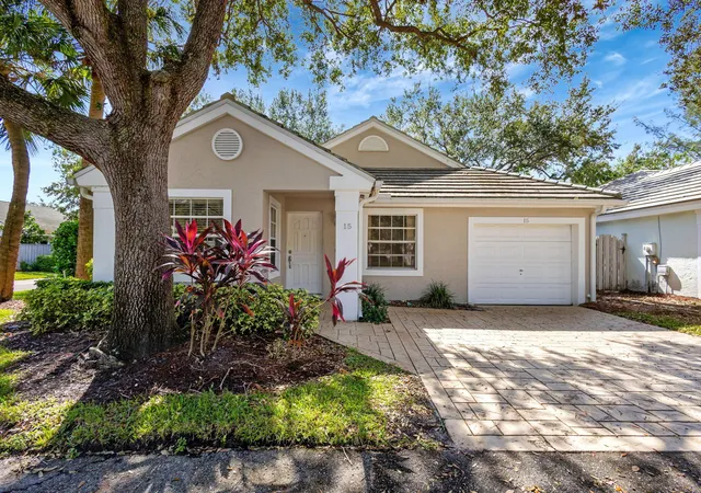 Photo 2 of Single family home for sale at 15 Admirals Ct, Palm Beach Gardens, FL 33418 | MLS# R11124849 | Listing updated on 2026-09-15