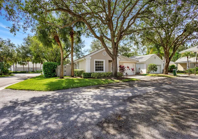 Photo 3 of Single family home for sale at 15 Admirals Ct, Palm Beach Gardens, FL 33418 | MLS# R11124849 | Listing updated on 2026-09-15