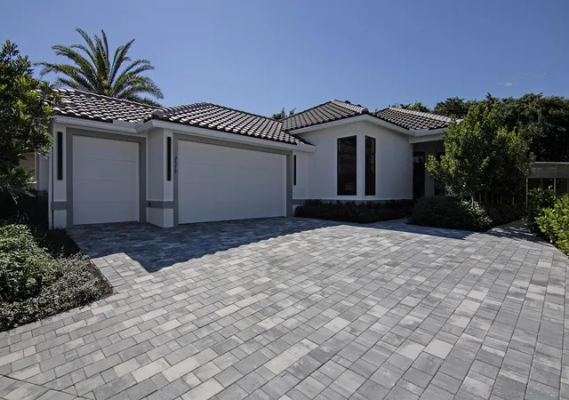 Photo 1 of Single family home for sale at 2579 Players Ct, Wellington, FL 33414 | MLS# R11137527 | Listing updated on 2026-10-05