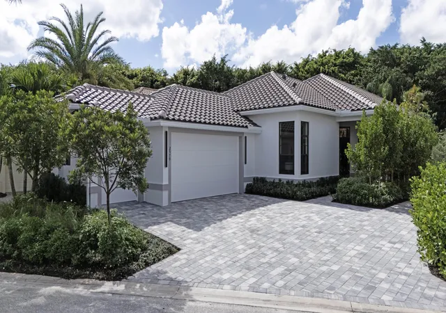 Photo 3 of Single family home for sale at 2579 Players Ct, Wellington, FL 33414 | MLS# R11137527 | Listing updated on 2026-10-05