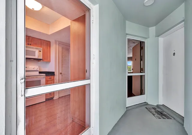 Listing Photo 4 - Condo for sale in building located at 121 Wettaw Ln, South Palm Beach, FL 33408 - Unit #211
