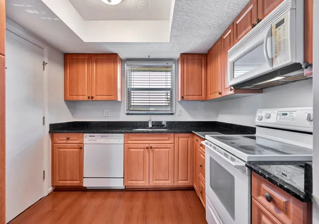 Listing Photo 5 - Condo for sale in building located at 121 Wettaw Ln, South Palm Beach, FL 33408 - Unit #211
