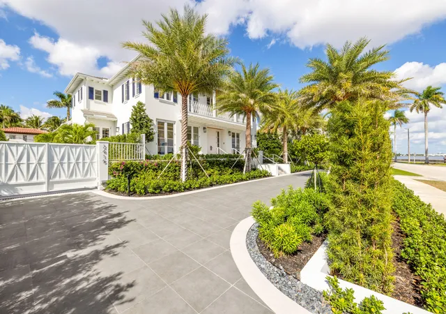 Photo 2 of Mansion for sale at 2415 S Flagler Dr, West Palm Beach, FL 33401 | MLS# R11142027 | Listing updated on 2026-09-23