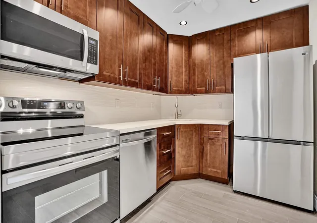 Photo 1 of Condo for sale at 3115 Oakland Shrs Dr #E109, Oakland Park, FL 33309 | MLS# F10537856 | Listing updated on 2026-09-28