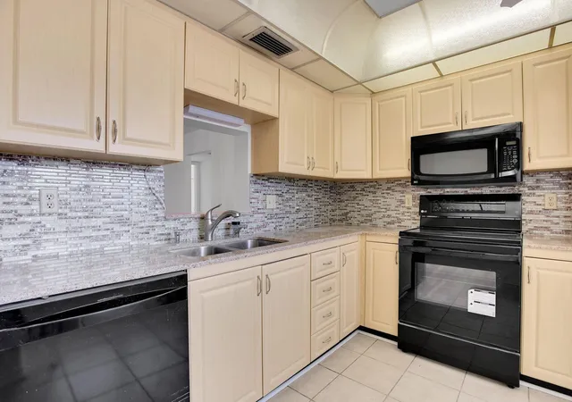 Photo 3 of Condo for sale at 2006 Granada Dr #N2, Coconut Creek, FL 33066 | MLS# F10538311 | Listing updated on 2026-09-23