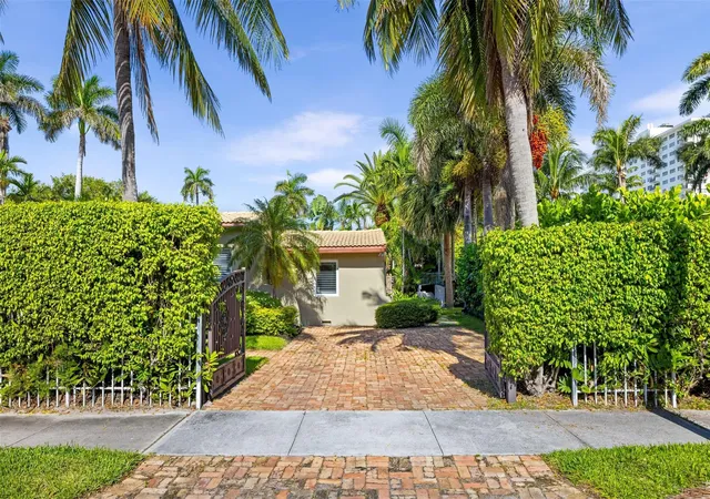 Photo 3 of Single family home for sale at 359 Poinciana Dr, Fort Lauderdale, FL 33301 | MLS# F10539792 | Listing updated on 2026-09-16