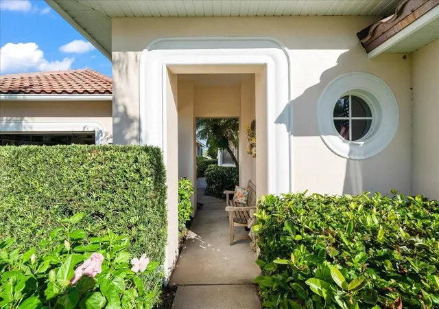 Photo 4 of Single family home for sale at 1725 Victoria Cir, Vero Beach, FL 32967 | MLS# F10539830 | Listing updated on 2026-09-30