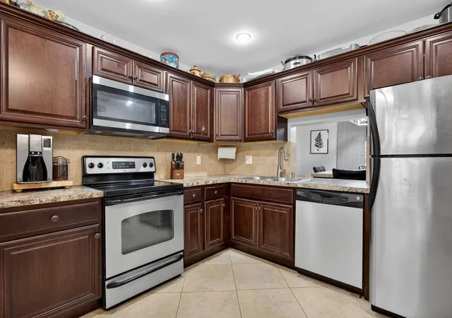 Listing Photo 5 - Condo for sale in building located at 4400 Nw 20Th St, Coconut Creek, FL 33066 - Unit #454