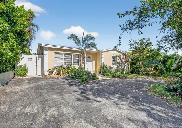 Photo 2 of Single family home for sale at 831 30th Court, West Palm Beach, FL 33407 | MLS# R11150518 | Listing updated on 2026-09-15