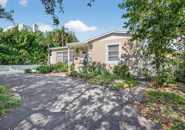 Photo 3 of Single family home for sale at 831 30th Court, West Palm Beach, FL 33407 | MLS# R11150518 | Listing updated on 2026-09-15