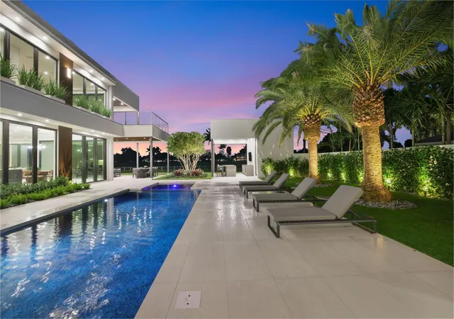 Photo 3 of Mansion for sale at 4312 Ne 23 Avenue, Fort Lauderdale, FL 33308 | MLS# F10541795 | Listing updated on 2026-10-04