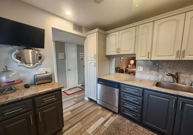 Photo 3 of Condo for sale at 300 Ne 26th Avenue #305, Boynton Beach, FL 33435 | MLS# R11151004 | Listing updated on 2026-09-15
