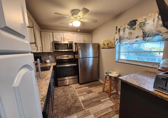 Listing Photo 5 - Condo for sale in building located at 300 Ne 26Th Ave, Boynton Beach, FL 33435 - Unit #305