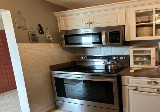 Listing Photo 4 - Condo for sale in building located at 2811 S Gdn Dr, Palm Springs, FL 33461 - Unit #207