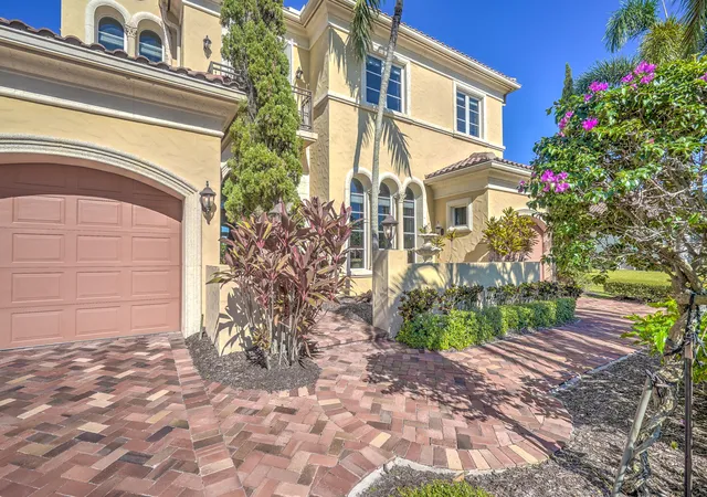 Photo 3 of Single family home for sale at 190 SE Bella Strano, Port Saint Lucie, FL 34984 | MLS# R11153359 | Listing updated on 2026-10-07