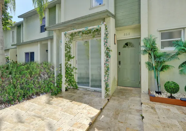 Photo 3 of Townhouse for sale at 868 Crystal Lake Dr, Deerfield Beach, FL 33064 | MLS# R11153676 | Listing updated on 2026-09-15