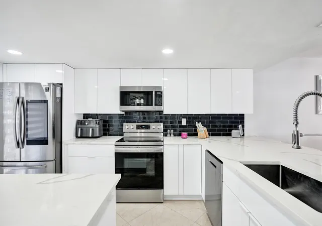 Photo 3 of Townhouse for sale at 868 Crystal Lake Dr, Deerfield Beach, FL 33064 | MLS# R11153676 | Listing updated on 2026-09-15