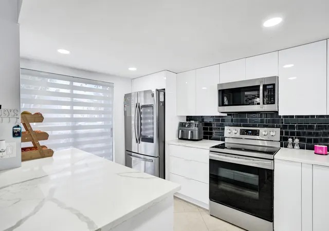 Photo 4 of Townhouse for sale at 868 Crystal Lake Dr, Deerfield Beach, FL 33064 | MLS# R11153676 | Listing updated on 2026-09-15