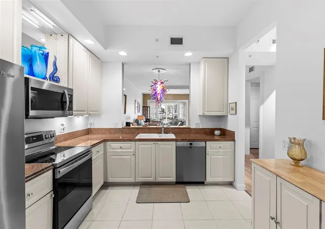 Listing Photo 5 - Condo for sale in building located at 9 Harbour Isle Dr, Fort Pierce, FL 34949 - Unit #102
