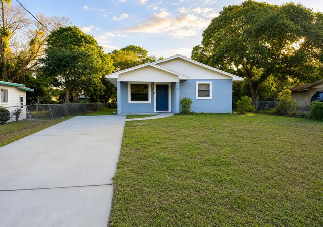 Photo 2 of Single family home for sale at 2903 Ave R, Fort Pierce, FL 34947 | MLS# F10545377 | Listing updated on 2026-10-01