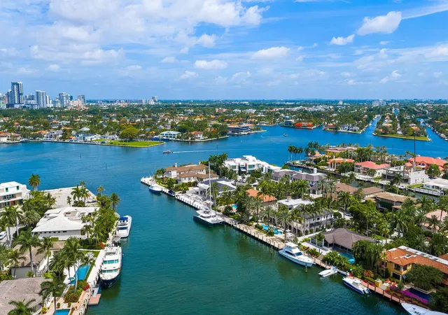 Photo 3 of Single family home for sale at 2430 Del Lago Dr, Fort Lauderdale, FL 33316 | MLS# F10542976 | Listing updated on 2026-10-06