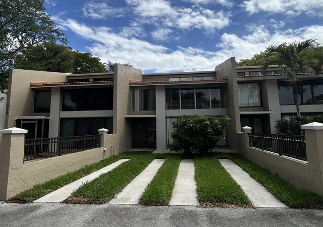 Photo 1 of Townhouse for sale at 750 E Coco Plum Cir #2, Plantation, FL 33324 | MLS# F10544964 | Listing updated on 2026-09-14