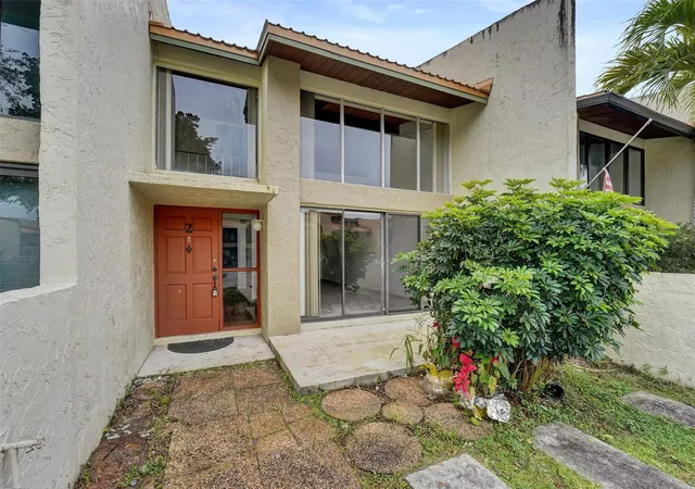 Photo 2 of Townhouse for sale at 750 E Coco Plum Cir #2, Plantation, FL 33324 | MLS# F10544964 | Listing updated on 2026-09-14