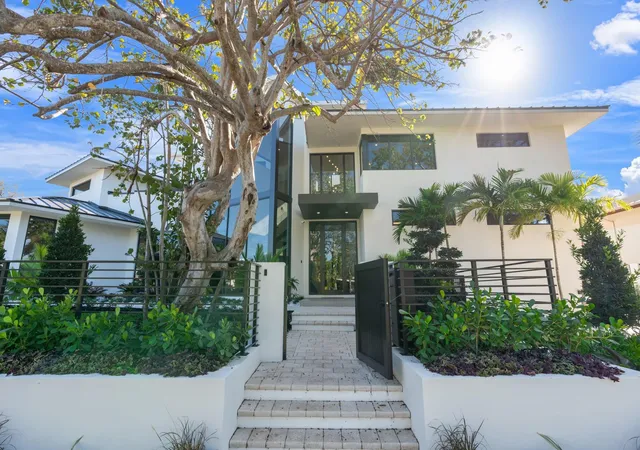 Photo 2 of Mansion for sale at 2035 Intracoastal Dr, Fort Lauderdale, FL 33305 | MLS# F10548190 | Listing updated on 2026-09-13