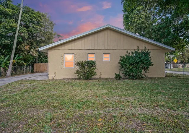 Photo 1 of Single family home for sale at 1002 Avenue E, Fort Pierce, FL 34950 | MLS# R11158446 | Listing updated on 2026-09-14