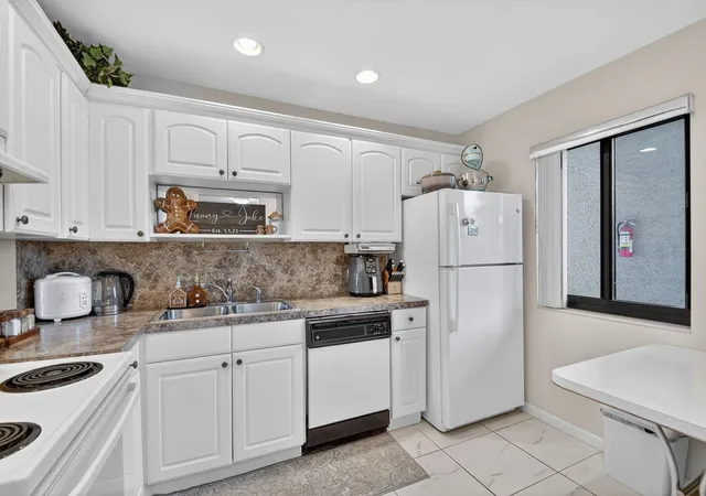 Photo 2 of Condo for sale at 4272 Deste Ct #106, Lake Worth, FL 33467 | MLS# F10549088 | Listing updated on 2026-09-15