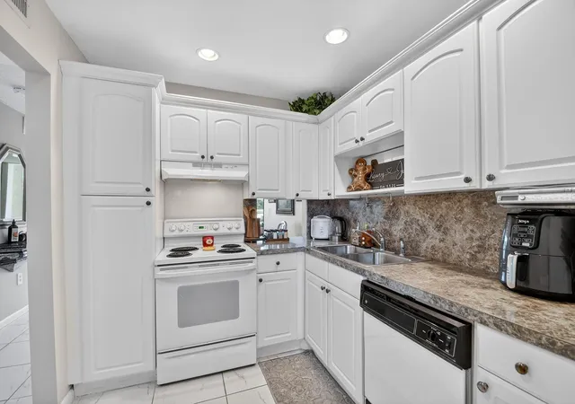 Photo 3 of Condo for sale at 4272 Deste Ct #106, Lake Worth, FL 33467 | MLS# F10549088 | Listing updated on 2026-09-15