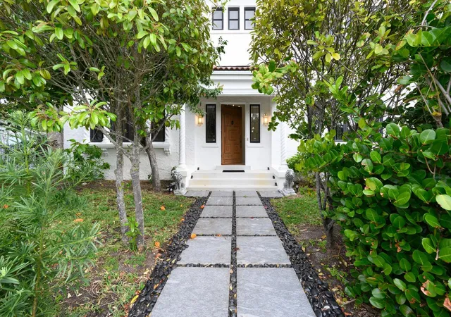 Photo 3 of Sale Pending at 1629 S Lakeside Dr, Lake Worth Beach, FL 33460 | MLS# R11159898 | Listing updated on 2026-09-15