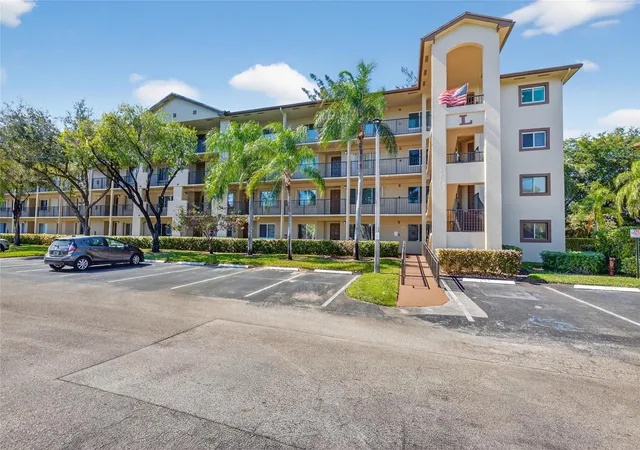 Photo 4 of Condo for sale at 900 SW 142nd Avenue #213l, Pembroke Pines, FL 33027 | MLS# F10546170 | Listing updated on 2026-09-15