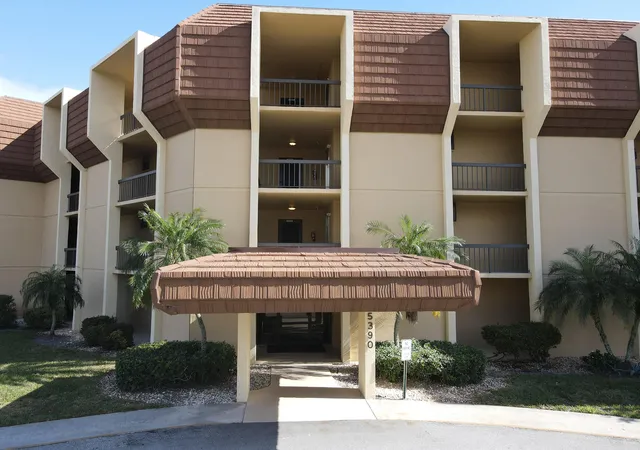 Photo 3 of Condo for sale at 5390 Woodland Lakes Dr #201, Palm Beach Gardens, FL 33418 | MLS# R11161896 | Listing updated on 2026-09-14