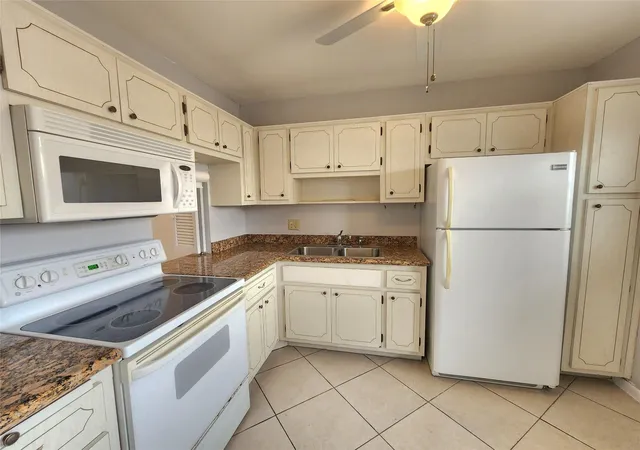 Photo 3 of Sale Pending at 2223 Park Ln #105, Hollywood, FL 33021 | MLS# F10548154 | Listing updated on 2026-09-15